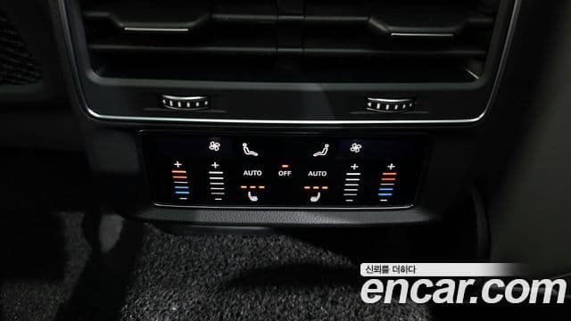 Audi Q7 2022 — ფოტო 18/20
