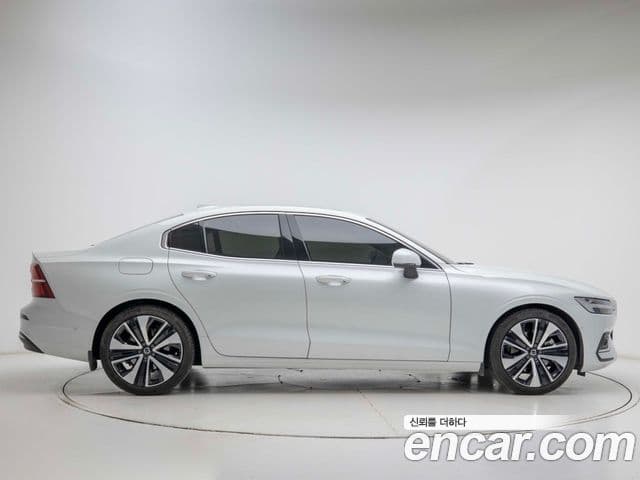 Volvo S60 2023 — ფოტო 2/17