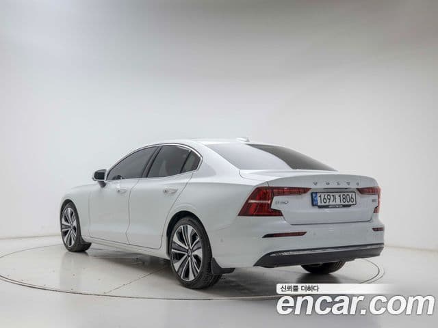 Volvo S60 2023 — ფოტო 3/17