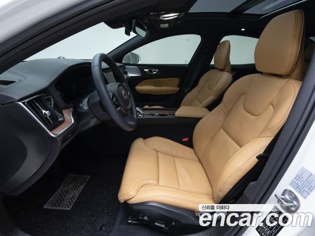 Volvo S60 2023 — ფოტო 8/17