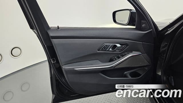 BMW 3 Series 2019 — Photo 25/32