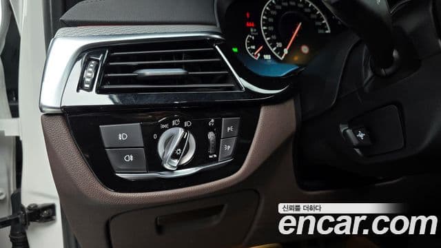 BMW 5 Series 2019 — Şəkil 18/20