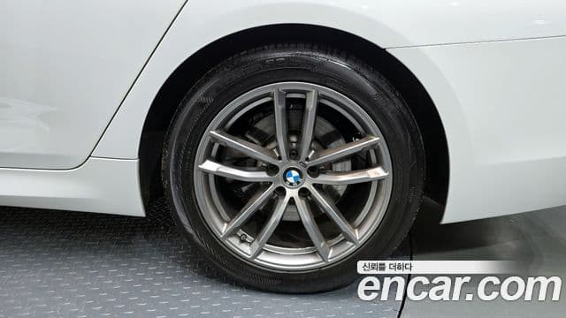 BMW 5 Series 2019 — Photo 34/37