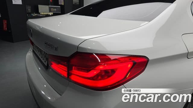 BMW 5 Series 2019 — Photo 31/37