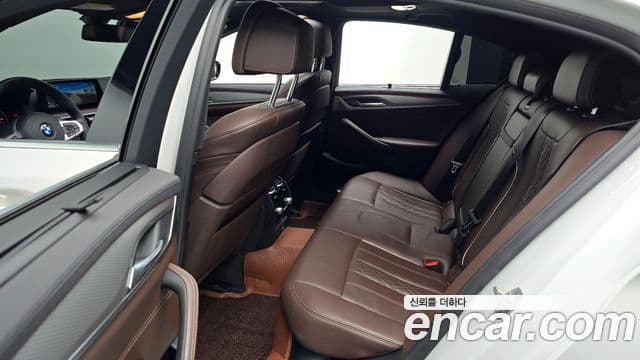 BMW 5 Series 2019 — Photo 15/37