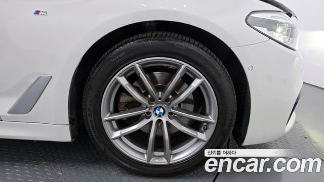 BMW 5 Series 2019 — Photo 14/37