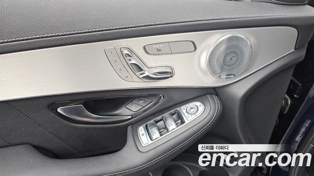 Mercedes-Benz GLC-Class 2019 — Photo 17/33
