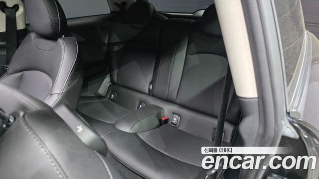 Mini Cooper D 2019 — Şəkil 26/30
