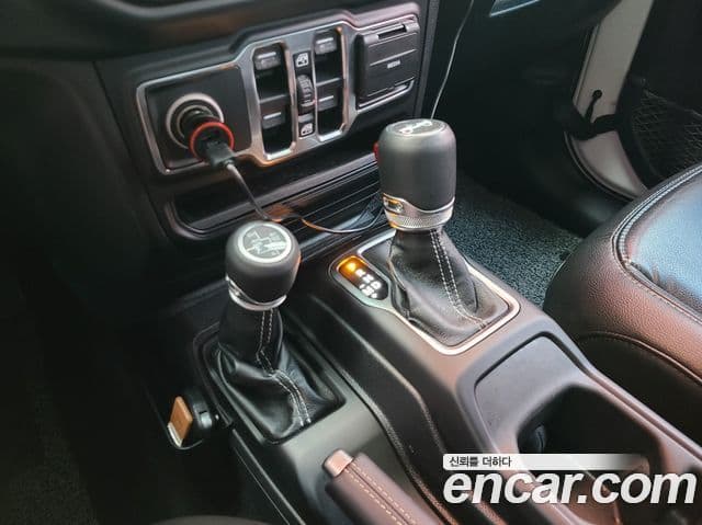 Jeep Wrangler 2019 — Şəkil 13/20