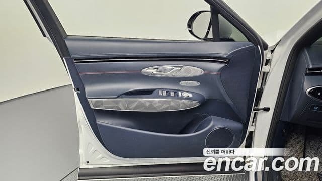 Genesis GV70 2021 — ფოტო 24/33