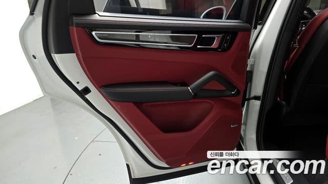 Porsche Cayenne 2022 — Photo 32/35