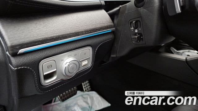 Mercedes-Benz GLS-Class 2025 — Photo 28/35