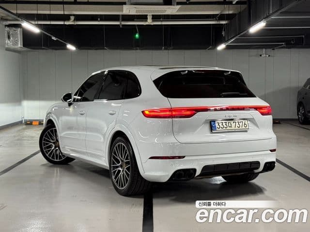 Porsche Cayenne 2021 — ფოტო 1/20