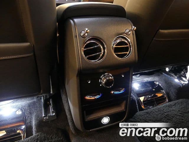 Rolls-Royce Cullinan 2021 — ფოტო 16/20