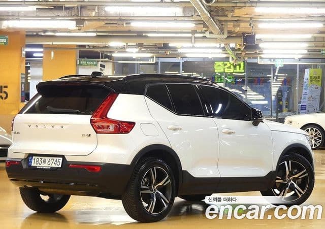 Volvo XC40 2021 — Photo 19/20
