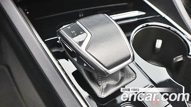 Volkswagen Touareg 2023 — ფოტო 8/20