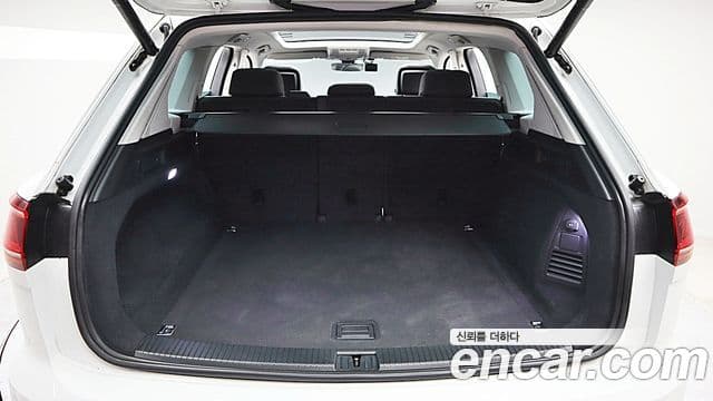 Volkswagen Touareg 2023 — ფოტო 18/20