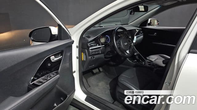 Kia Niro 2021 — ფოტო 10/20