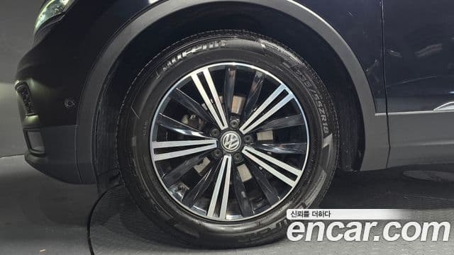 Volkswagen Tiguan 2019 — ფოტო 5/20