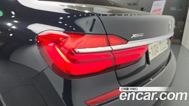 BMW 7 Series 2018 — Photo 27/34