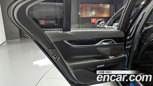 BMW 7 Series 2018 — Photo 11/34