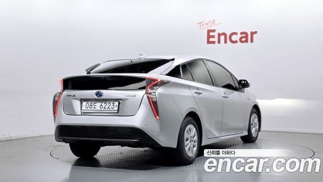 Toyota Prius 2018 — Şəkil 13/30