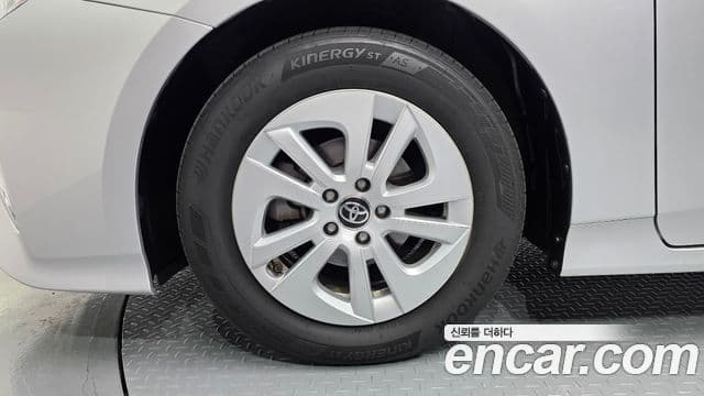Toyota Prius 2018 — Şəkil 20/30