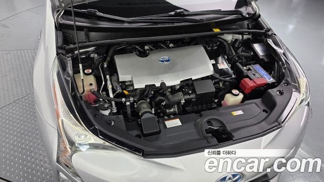 Toyota Prius 2018 — Şəkil 9/30