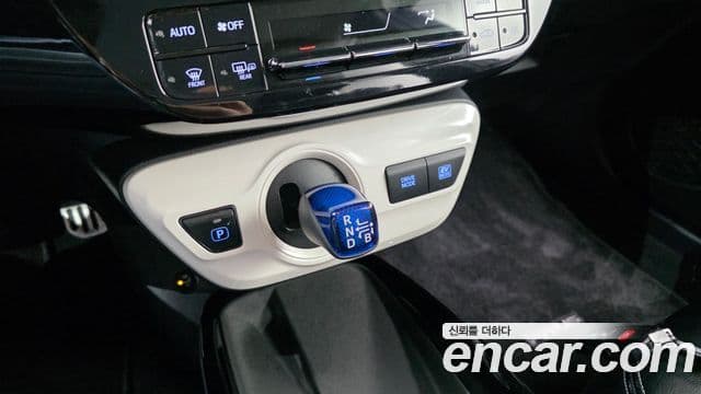 Toyota Prius 2018 — Şəkil 17/30