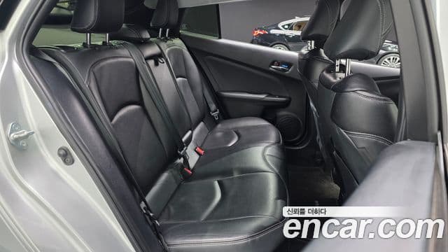 Toyota Prius 2018 — Şəkil 12/30