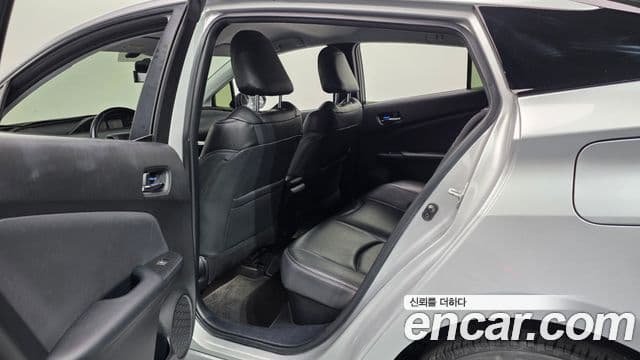 Toyota Prius 2018 — Şəkil 23/30