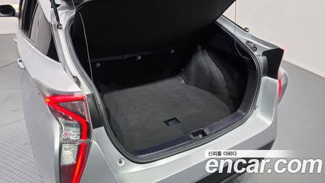 Toyota Prius 2018 — Şəkil 30/30