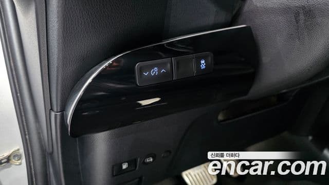 Toyota Prius 2018 — Şəkil 28/30