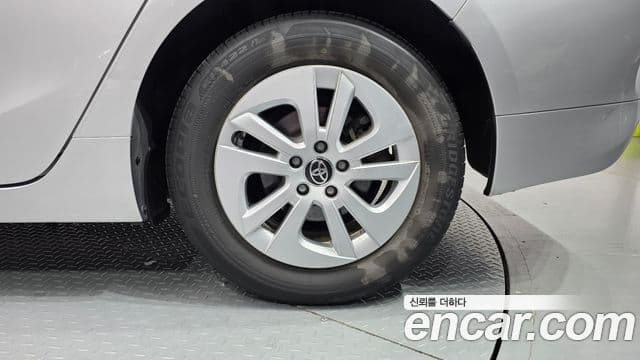 Toyota Prius 2018 — Şəkil 24/30