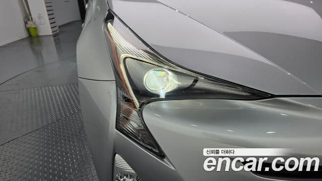 Toyota Prius 2018 — Şəkil 15/30