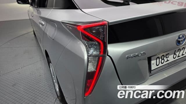 Toyota Prius 2018 — Şəkil 19/30