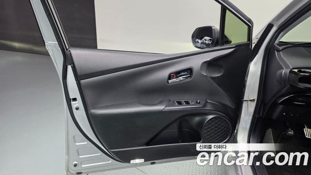 Toyota Prius 2018 — Şəkil 8/30