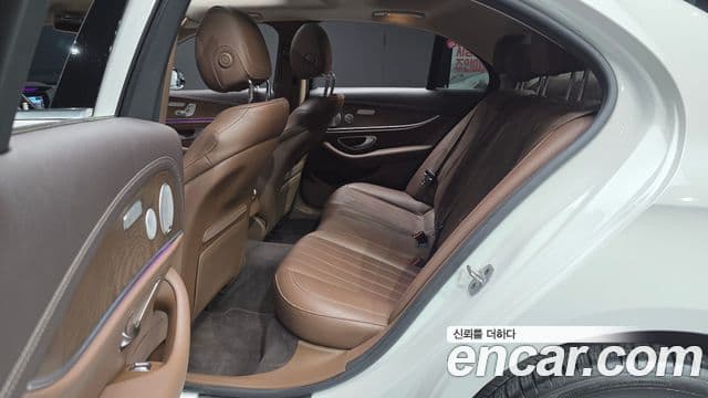 Mercedes-Benz E-Class 2019 — ფოტო 11/20