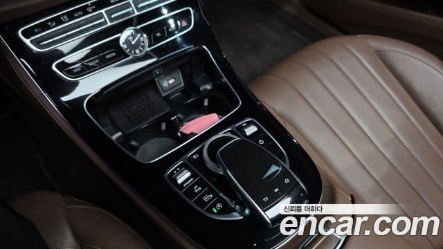 Mercedes-Benz E-Class 2019 — ფოტო 17/20