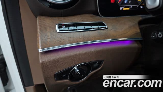 Mercedes-Benz E-Class 2019 — ფოტო 18/20
