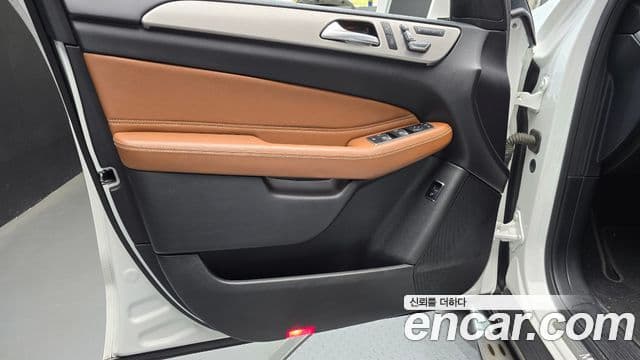 Mercedes-Benz GLE-Class 2018 — Photo 11/30