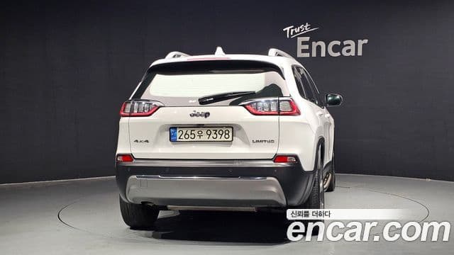 Jeep Cherokee 2020 — ფოტო 4/20