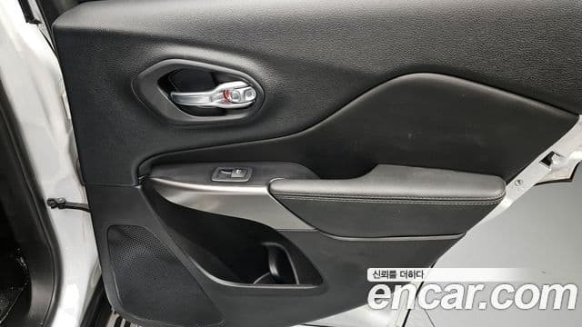 Jeep Cherokee 2020 — Photo 27/33
