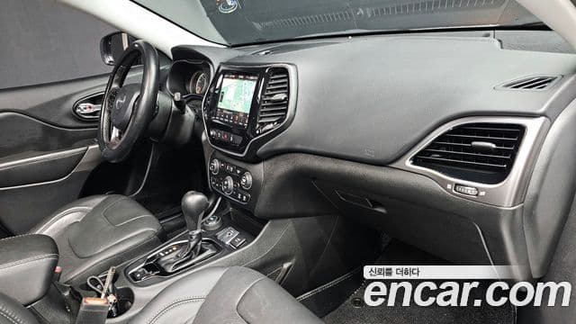 Jeep Cherokee 2020 — Photo 29/33