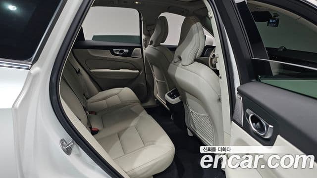 Volvo XC60 2025 — ფოტო 11/20