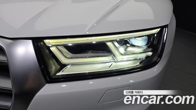Audi Q5 2020 — ფოტო 1/32