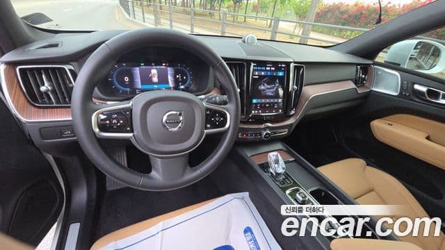 Volvo XC60 2023 — Фото 10/20