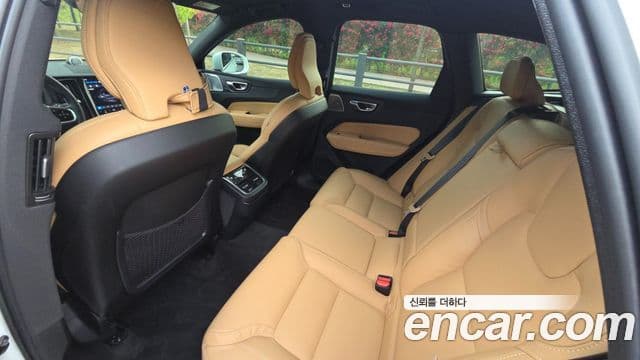 Volvo XC60 2023 — Фото 11/20