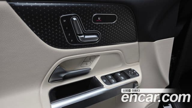 Mercedes-Benz GLB-Class 2024 — ფოტო 18/20