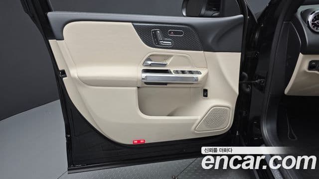 Mercedes-Benz GLB-Class 2024 — Photo 31/31
